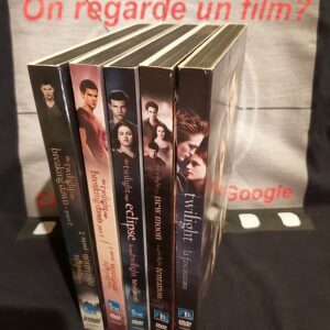LA SAGA TWILIGHT / THE TWILIGHT SAGA
La Fascination & Tentation & Hésitation & Révélation partie 1 & Révélation partie 2 / Twilight (2008) & The Twilight Saga: New Moon (2009) & The Twilight Saga: Eclipse (2010) & The Twilight Saga: Breaking Dawn - Part 1 (2011) & The Twilight Saga: Breaking Dawn - Part 2 (2012)