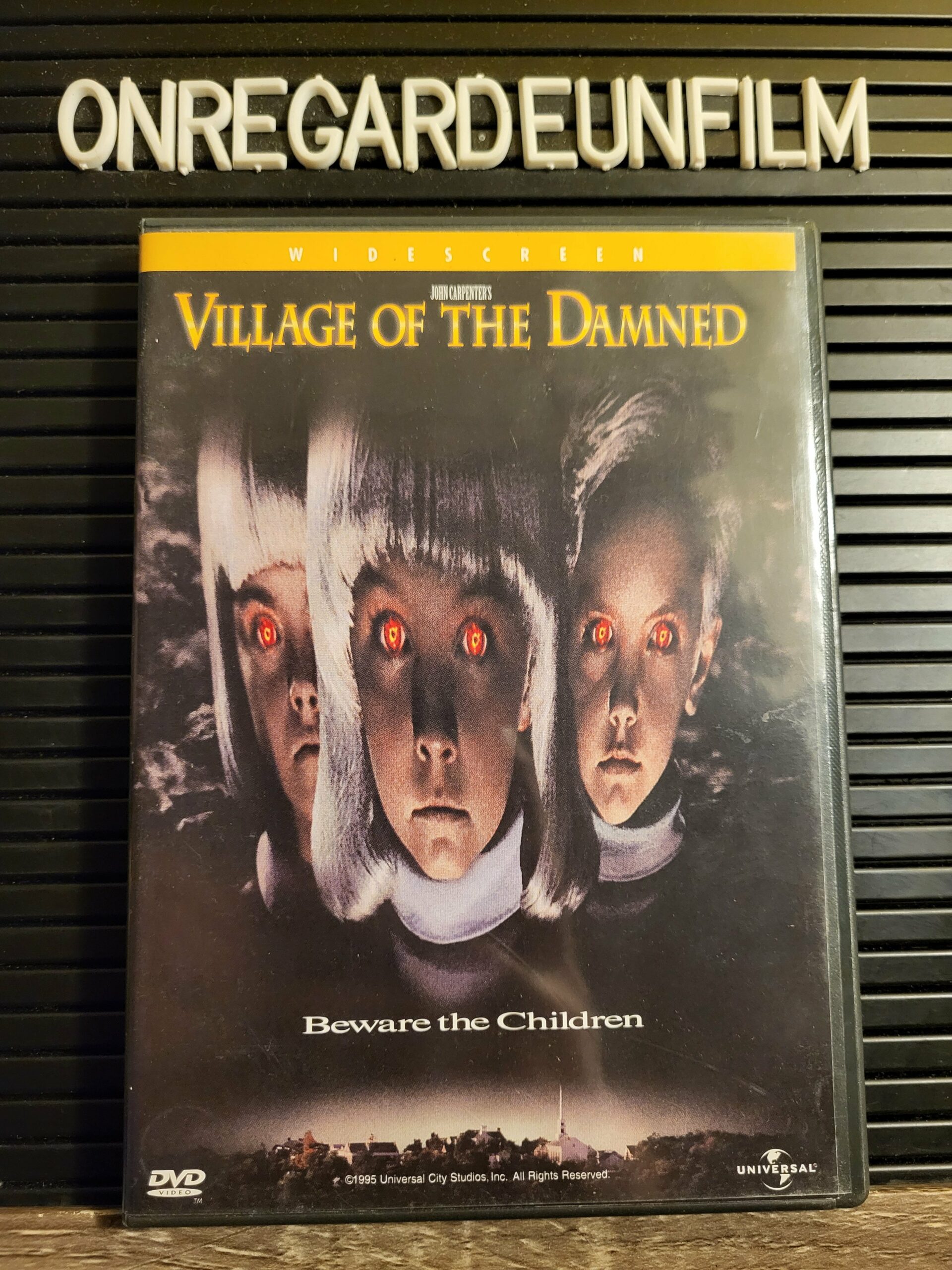 Le Village des Damnés / Village of the Damned (1995)