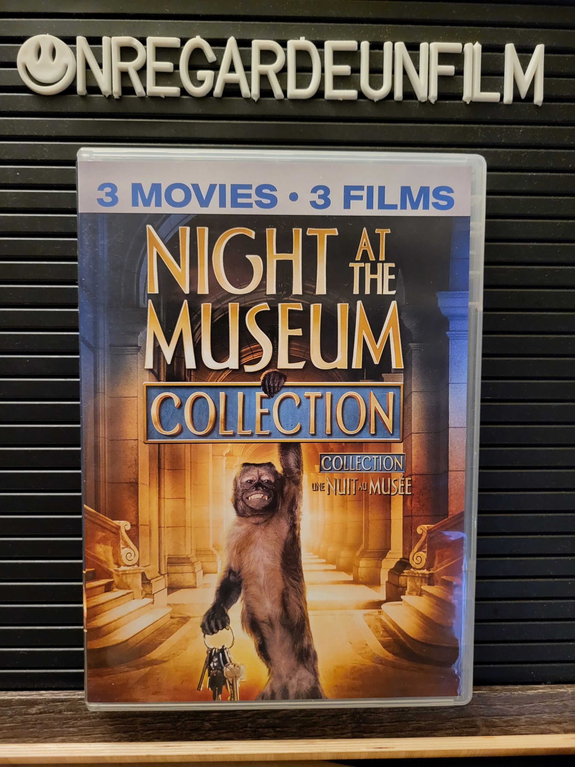 Collection Une Nuit au Musée / Night at the Museum Collection
Une nuit au musée & Une nuit au musée: La bataille du Smithsonian & Une nuit au musée: Le secret du tombeau / Night at the Museum (2006) & Night at the Museum: Battle of the Smithsonian (2009) & Night at the Museum: Secret of the Tomb (2014)