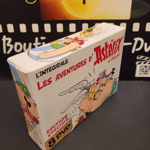 LES AVENTURES D'ASTÉRIX LE GAULOIS L'INTÉGRALE.
Astérix le Gaulois (1967) & Astérix et Cléopâtre (1968) & Les 12 Travaux d'Astérix (1976) & Astérix et la Surprise de César (1985) & Astérix chez les Bretons (1986) & Astérix et le Coup du Menhir (1989) & Astérix et les Indiens (1994) & Astérix et les Vikings (2006)