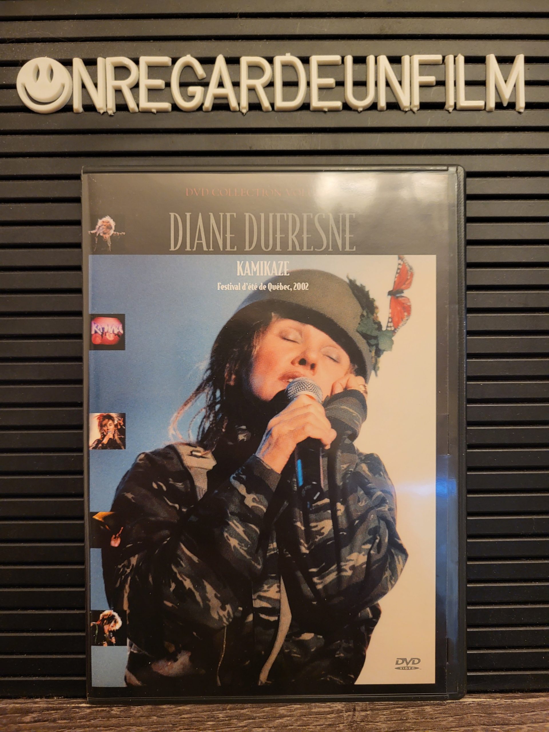 DIANE DUFRESNE VOUS FAIT ENCORE UNE SCÈNE VOLUME 2.
Follement Vôtre (1985) & Symphonique N'Roll (1988) & Détournement Majeur (1993) & Réservé (1997) & Kamikaze (2002) – Image 15