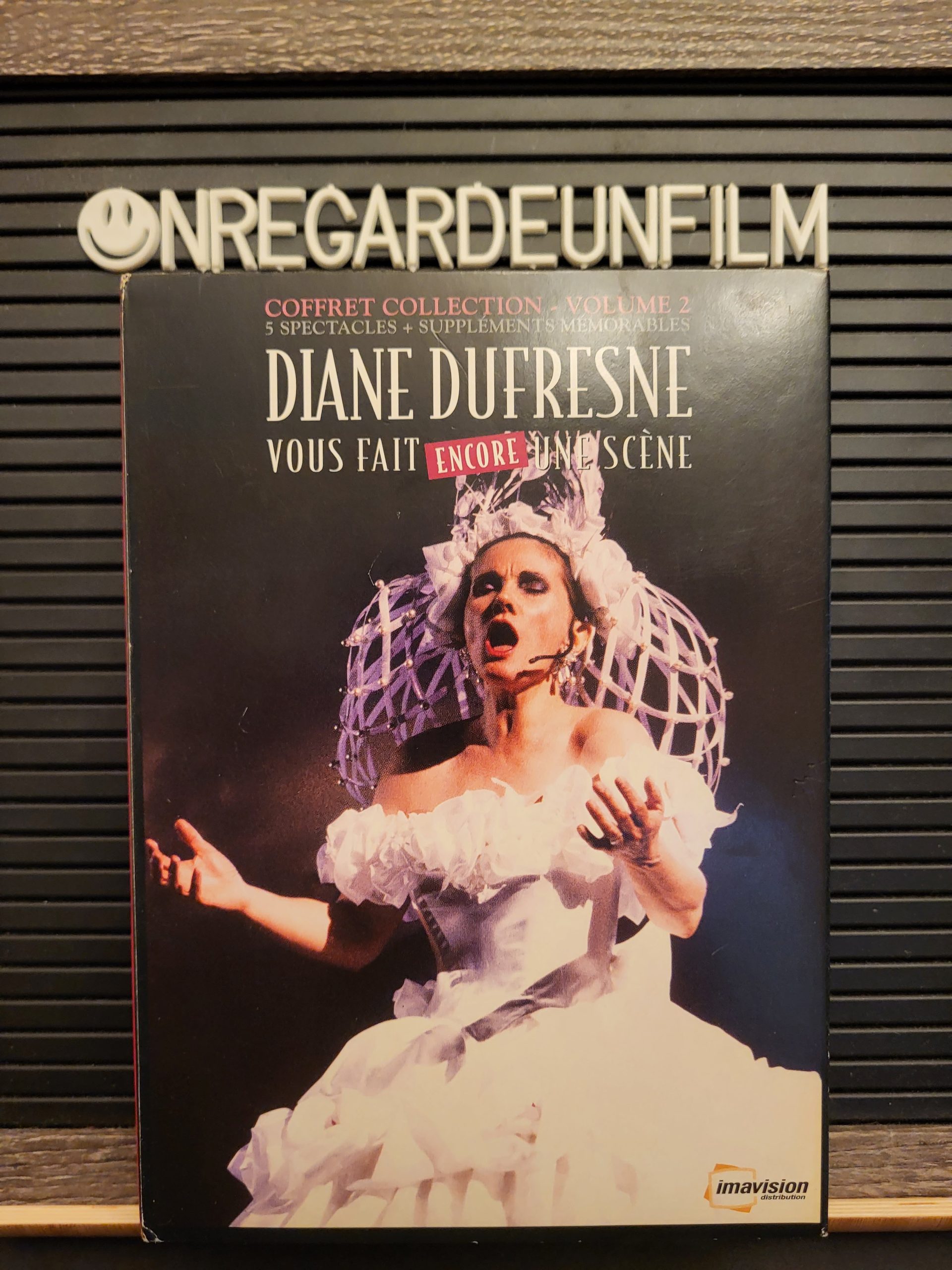 DIANE DUFRESNE VOUS FAIT ENCORE UNE SCÈNE VOLUME 2.
Follement Vôtre (1985) & Symphonique N'Roll (1988) & Détournement Majeur (1993) & Réservé (1997) & Kamikaze (2002) – Image 3