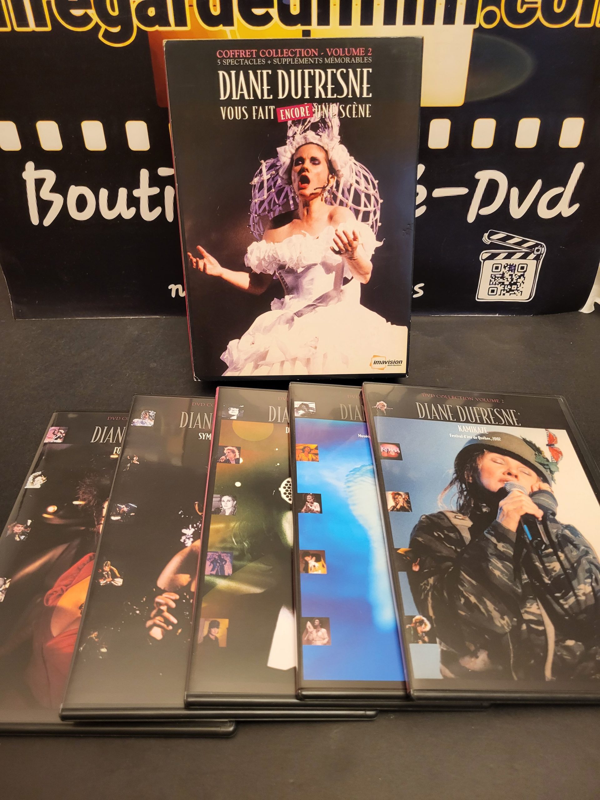 DIANE DUFRESNE VOUS FAIT ENCORE UNE SCÈNE VOLUME 2.
Follement Vôtre (1985) & Symphonique N'Roll (1988) & Détournement Majeur (1993) & Réservé (1997) & Kamikaze (2002) – Image 5