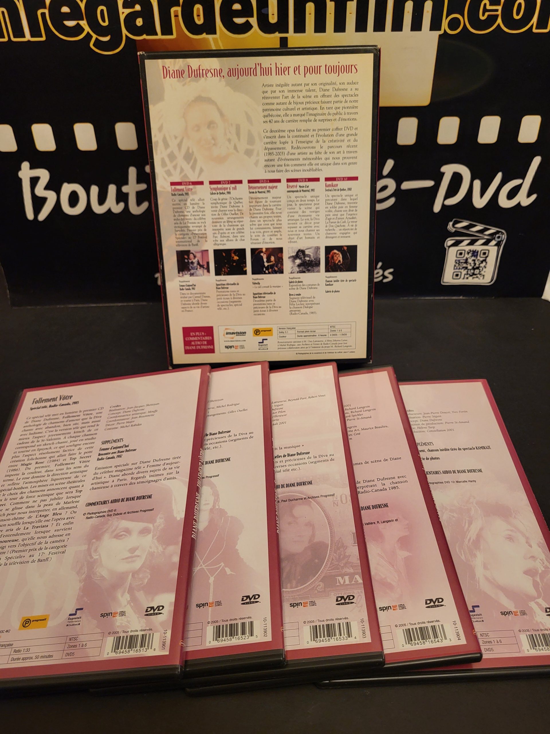 DIANE DUFRESNE VOUS FAIT ENCORE UNE SCÈNE VOLUME 2.
Follement Vôtre (1985) & Symphonique N'Roll (1988) & Détournement Majeur (1993) & Réservé (1997) & Kamikaze (2002) – Image 6