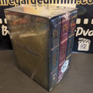 LE SEIGNEUR DES ANNEAUX TRILOGIE / THE LORD OF THE RINGS TRILOGY
Le Seigneur des Anneaux: La Communauté de l'Anneau & Le Seigneur des Anneaux: Les Deux Tours & Le Seigneur des Anneaux: Le Retour du Roi / The Lord of the Rings: The Fellowship of the Ring (2001) & The Lord of the Rings: The Two Towers (2002) & The Lord of the Rings: The Return of the King (2003)
