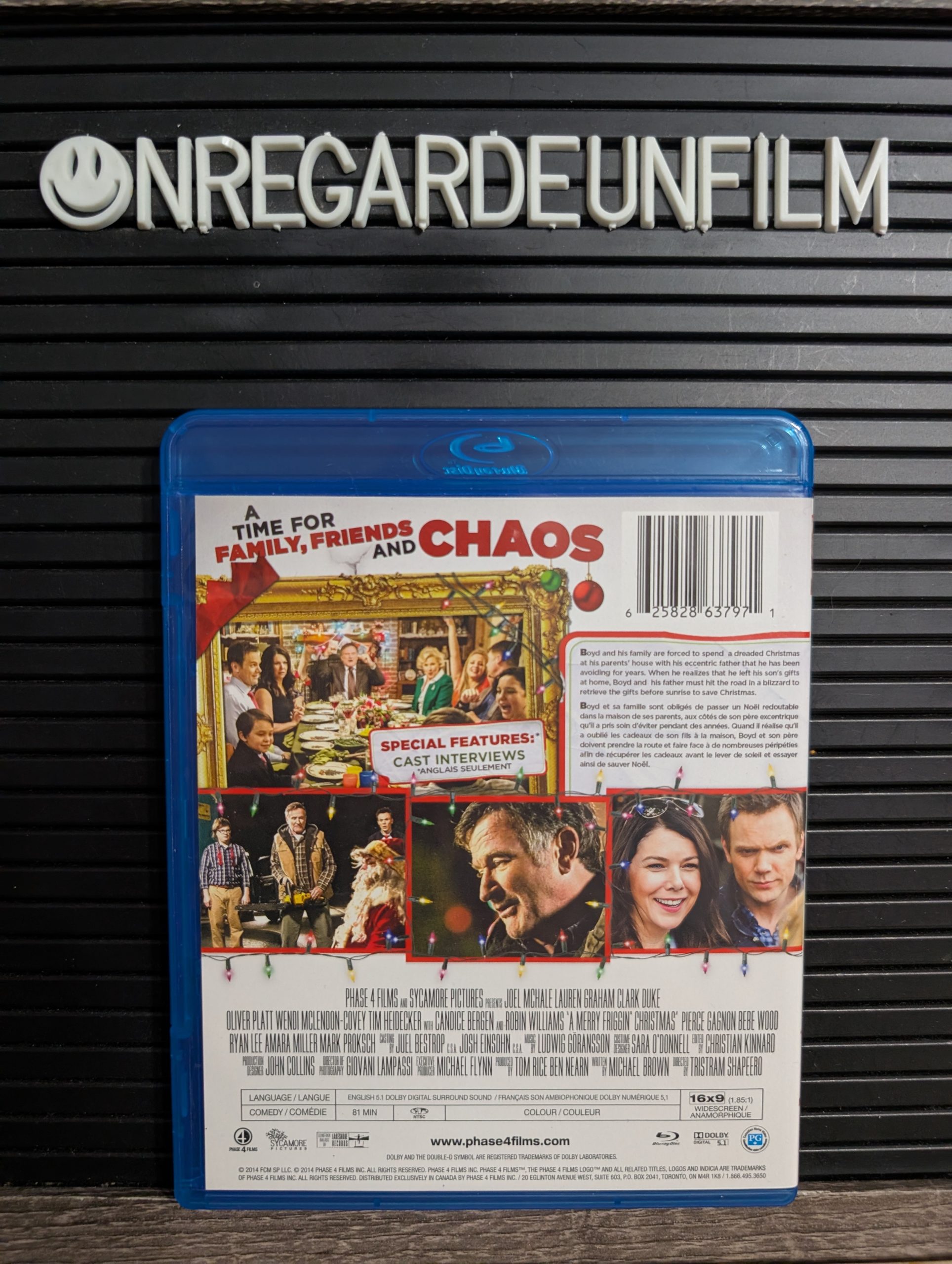 Un Foutu Joyeux Noël / A Merry Friggin' Christmas (2014) – Image 2