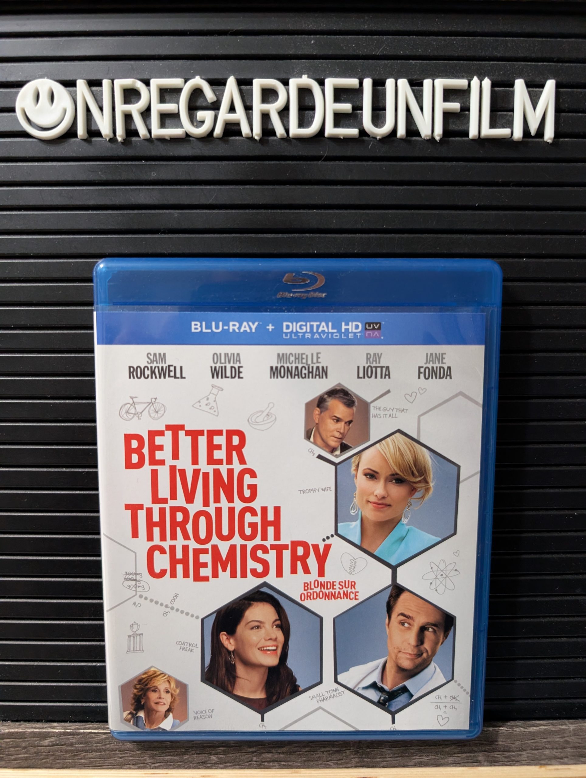 Blonde sur Ordonnance / Better Living Through Chemistry (2014)