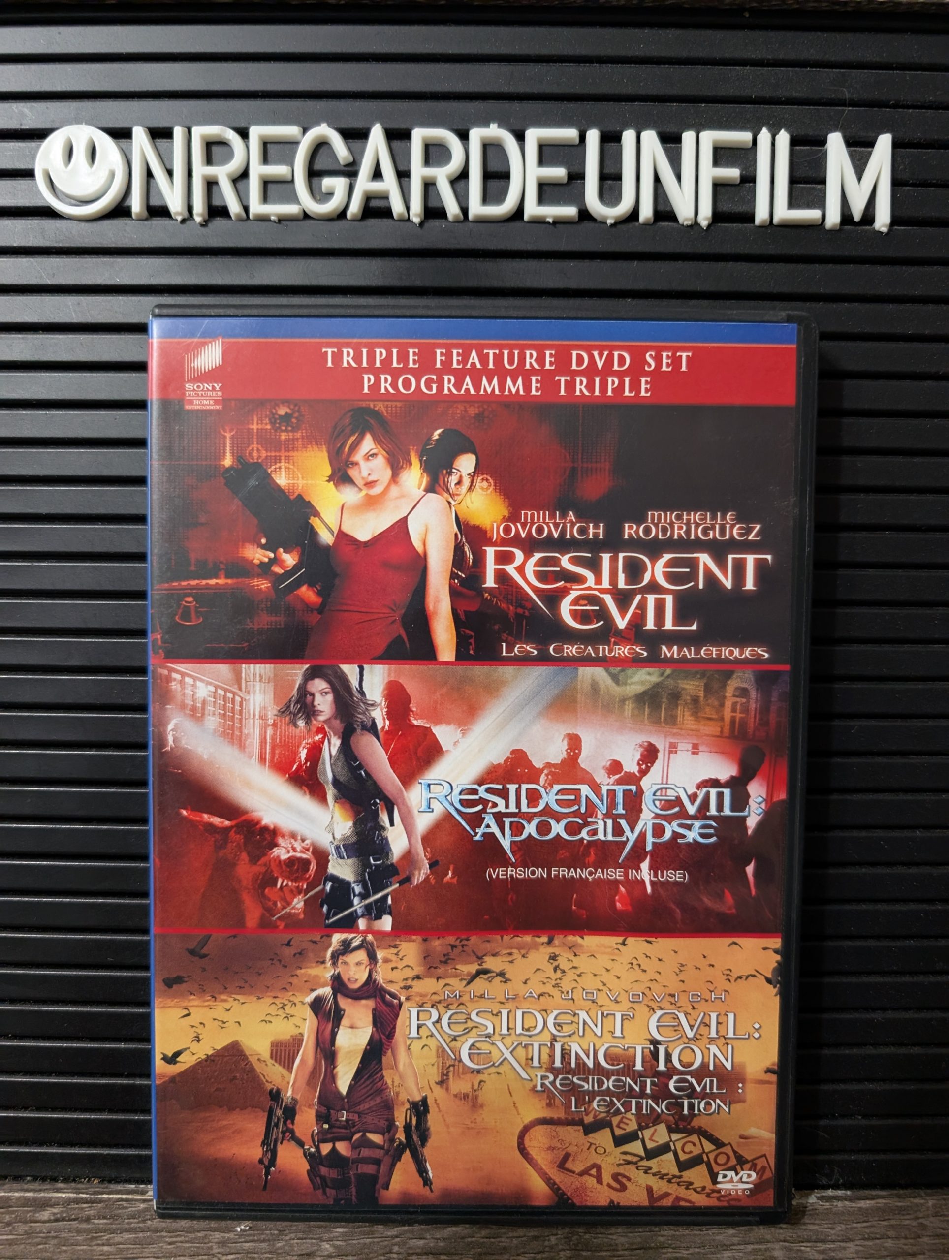 THE RESIDENT EVIL COLLECTION.
Les Créatures Maléfiques & L'Apocalypse & L'Extinction / Resident Evil (2002) & Apocalypse (2004) & Extinction (2007)