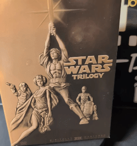 TRILOGIE LA GUERRE DES ÉTOILES / STAR WARS TRILOGY
La Guerre des Étoiles IV: Un Nouvel Espoir & La Guerrre des Étoiles V: L'Empire Contre-Attaque & La Guerre des Étoiles VI: Le Retour du Jedi / Star Wars IV: A New Hope (1977) & Star Wars V: The Empire Strikes Back (1980) & Star Wars VI: Return of the Jedi (1983)