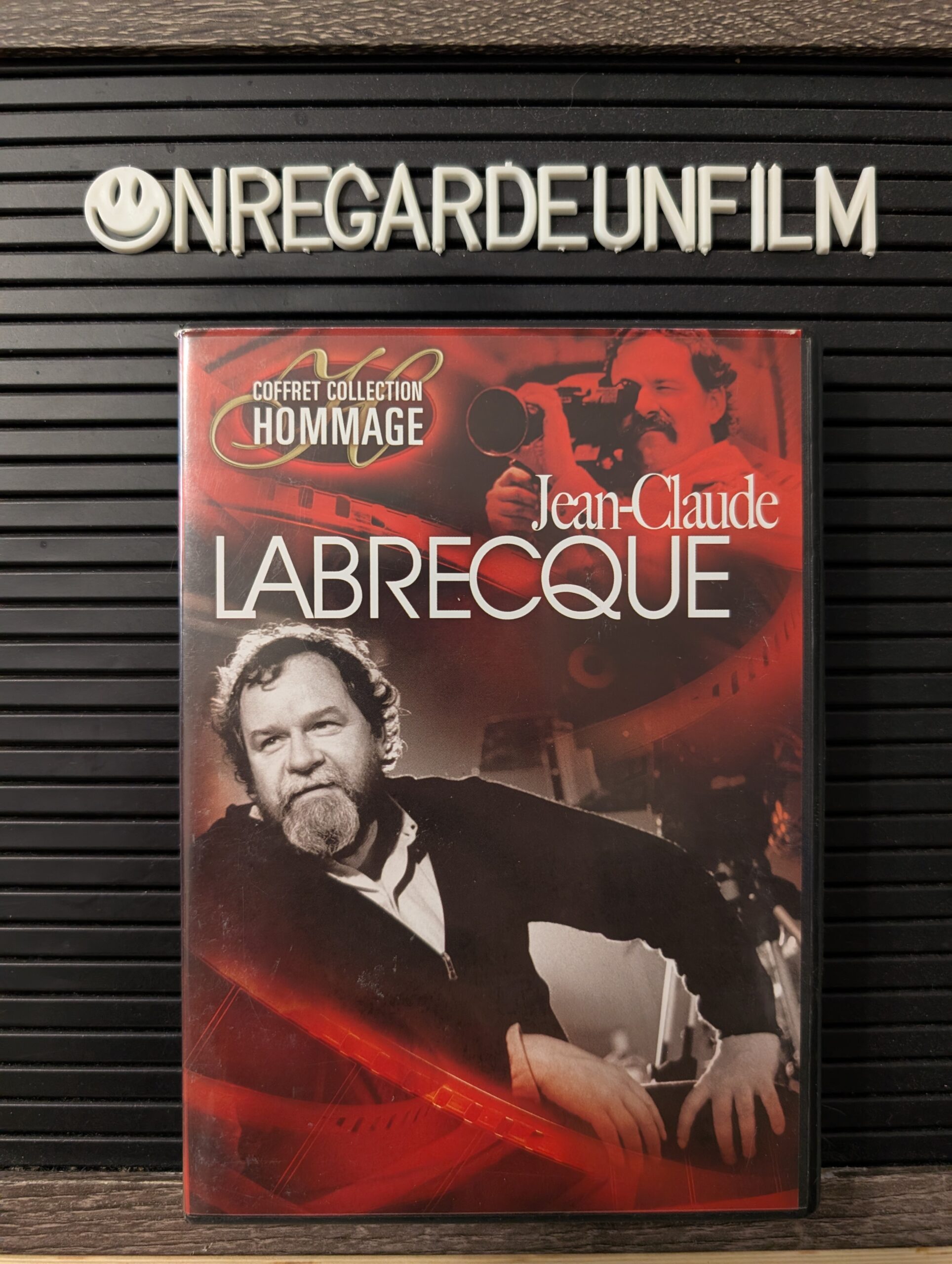 COFFRET COLLECTION HOMMAGE JEAN-CLAUDE LABRECQUE
60 Cycles (1965) & La Visite du Général de Gaulle au Québec (1967) & L'Hiver en Froid Mineur (1969) & Les Canots de Glace (1969) & La Nuit de la Poésie 27 Mars 1970 (1971) & Images de la Gaspésie (1972) & Les Smattes (1972) & Claude Gauvreau: Poète (1974) & Les Vautours (1975) & Pierre à Coton (1978) & La Nuit de la Poésie 28 Mars (1980) & Marie Uguay (1982) & Le RIN (2002) & À Hauteur d'Homme (2003) & Félix (2009) – Image 2