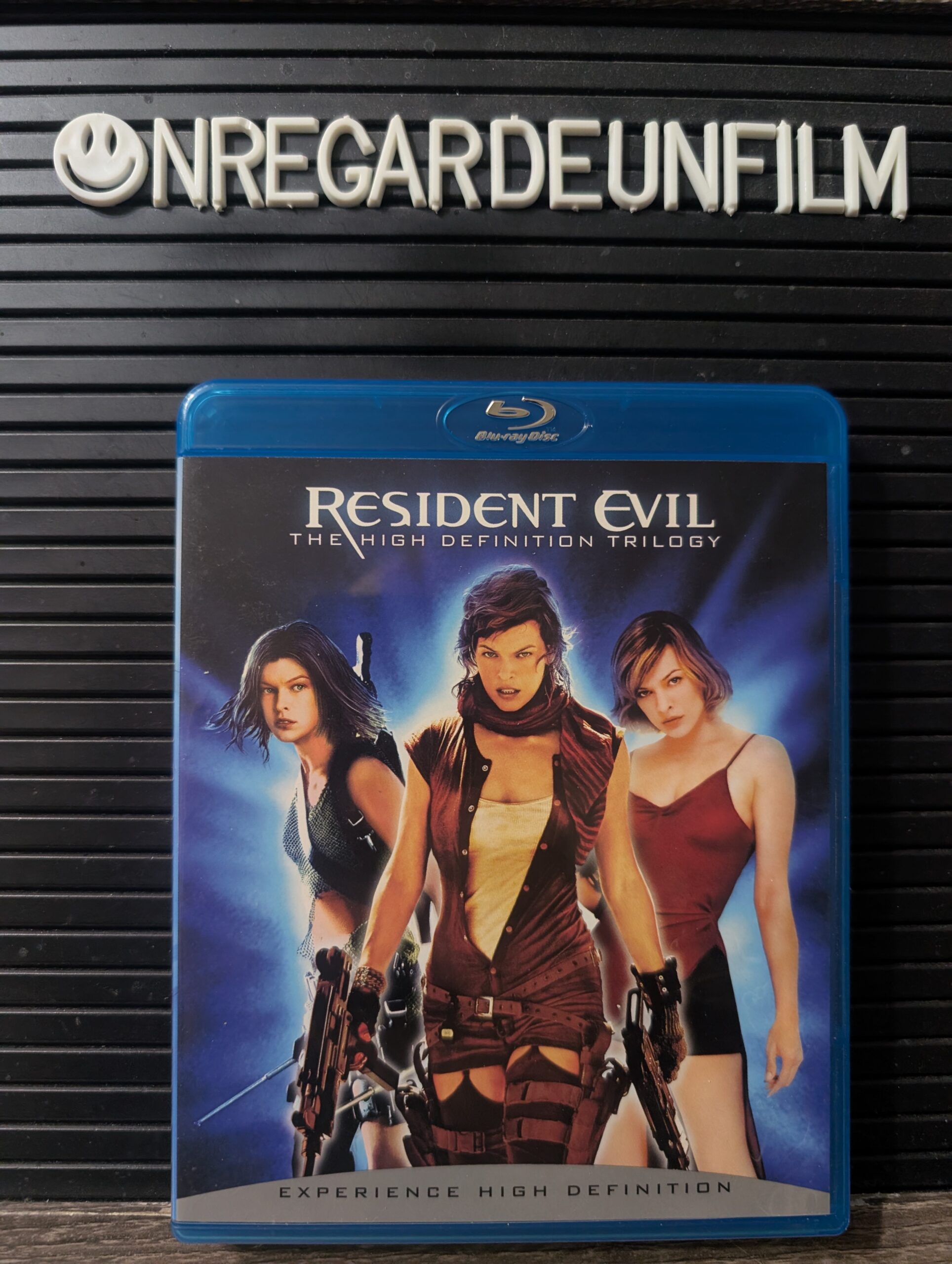 THE RESIDENT EVIL TRILOGY.
Les Créatures Maléfiques & Apocalypse & L'Extinction / Resident Evil (2002) & Apocalypse (2004) & Extinction (2007)