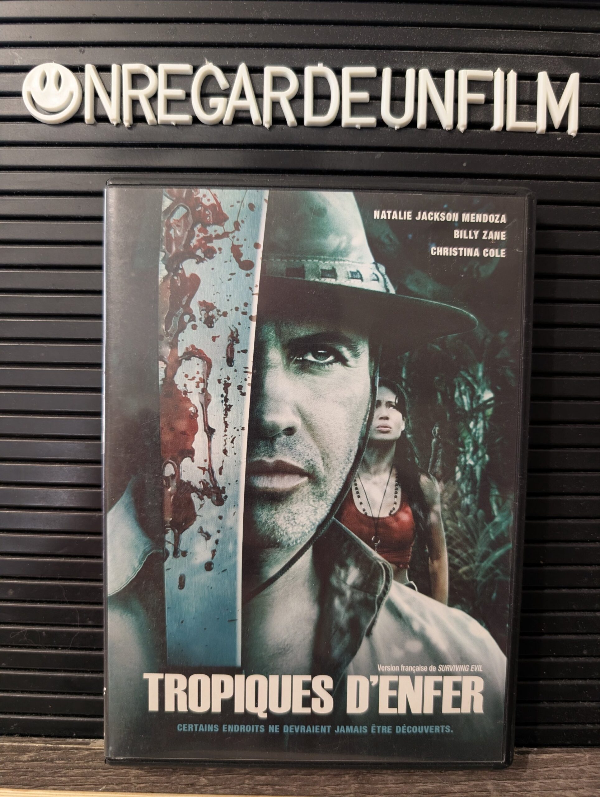 Tropiques d'Enfer (Evil Island: Le Territoire des Morts) / Surviving Evil (2009)