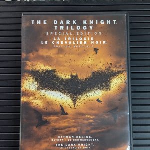 TRILOGIE LE CHEVALIER NOIR / THE DARK KNIGHT TRILOGY
Batman: Le Commencement &
Le Chevalier Noir & L'Ascension du Chevalier Noir / Batman Begins (2005) & The Dark Knight (2008) & The Dark Knight Rises (2012)