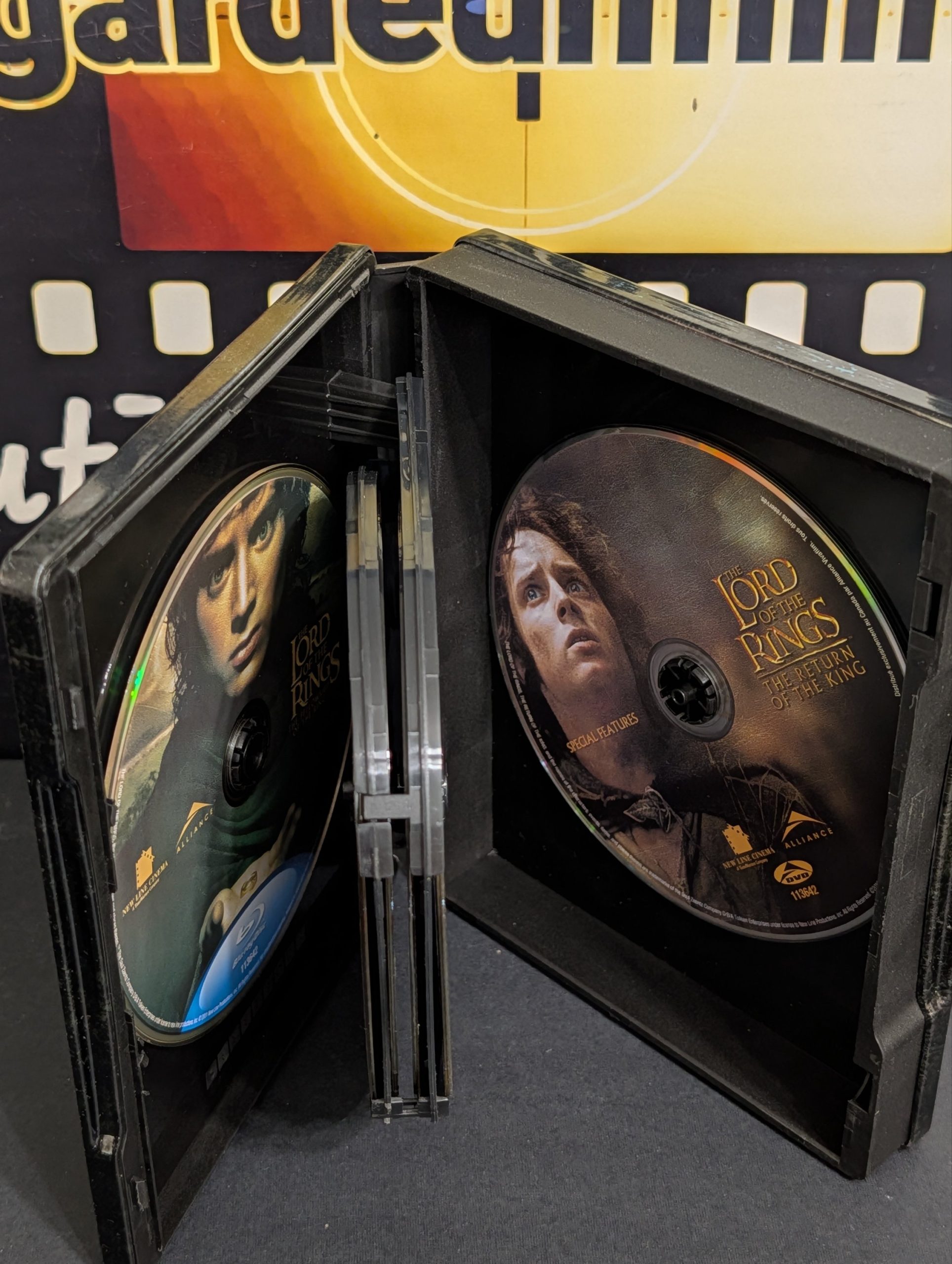 TRILOGIE LE SEIGNEUR DES ANNEAUX / LORD OF THE RINGS TRILOGY
Le Seigneur des Anneaux: La Communauté de l'Anneau & Le Seigneur des Anneaux: Les Deux Tours & Le Seigneur des Anneaux: Le Retour du Roi / The Lord of the Rings: The Fellowship of the Ring (2001) & The Lord of the Rings: The Two Towers (2002) & The Lord of the Rings: The Return of the King (2003) – Image 3
