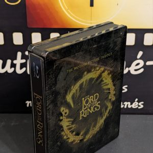 TRILOGIE LE SEIGNEUR DES ANNEAUX / LORD OF THE RINGS TRILOGY
Le Seigneur des Anneaux: La Communauté de l'Anneau & Le Seigneur des Anneaux: Les Deux Tours & Le Seigneur des Anneaux: Le Retour du Roi / The Lord of the Rings: The Fellowship of the Ring (2001) & The Lord of the Rings: The Two Towers (2002) & The Lord of the Rings: The Return of the King (2003)