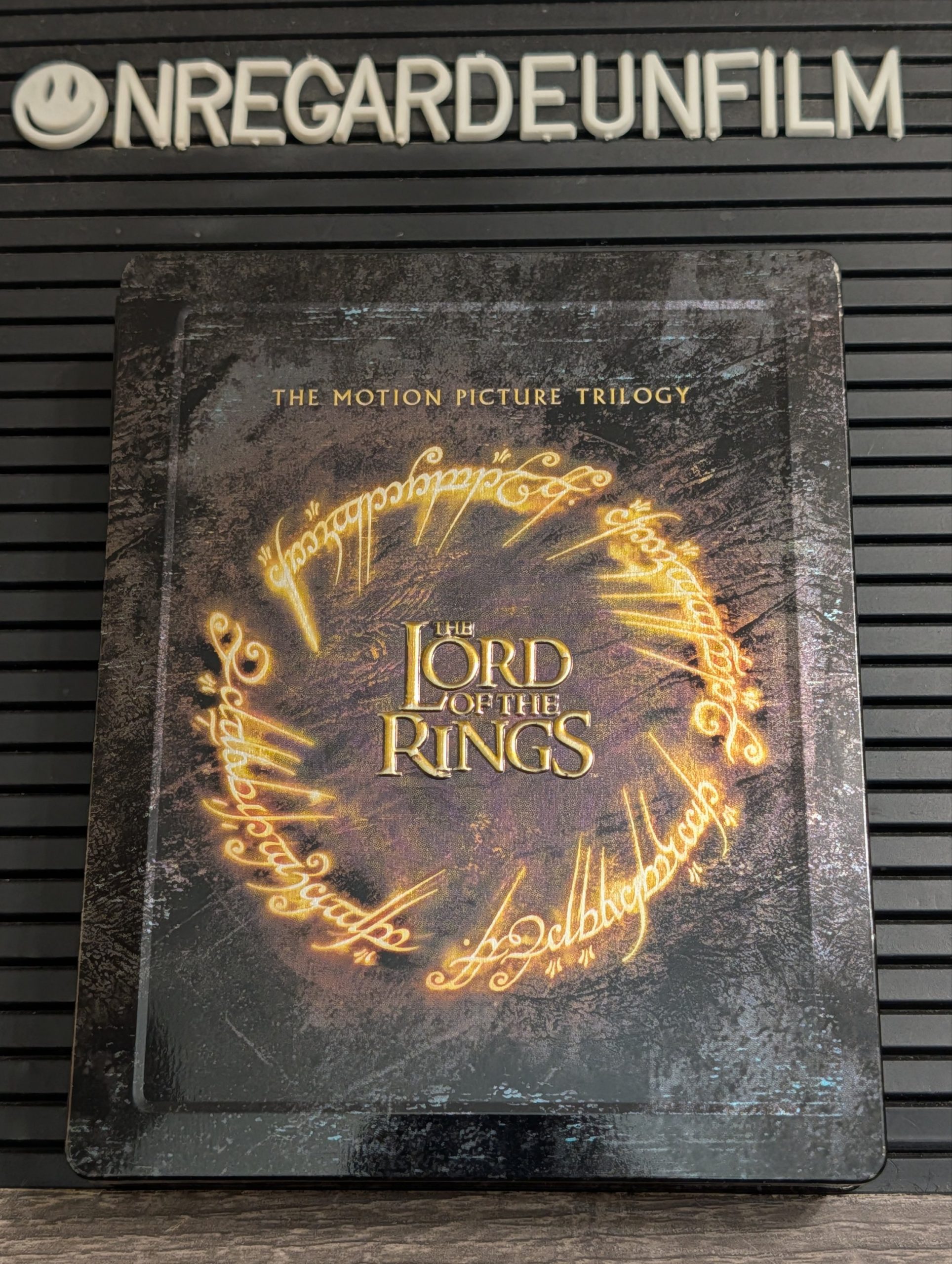 TRILOGIE LE SEIGNEUR DES ANNEAUX / LORD OF THE RINGS TRILOGY
Le Seigneur des Anneaux: La Communauté de l'Anneau & Le Seigneur des Anneaux: Les Deux Tours & Le Seigneur des Anneaux: Le Retour du Roi / The Lord of the Rings: The Fellowship of the Ring (2001) & The Lord of the Rings: The Two Towers (2002) & The Lord of the Rings: The Return of the King (2003) – Image 4