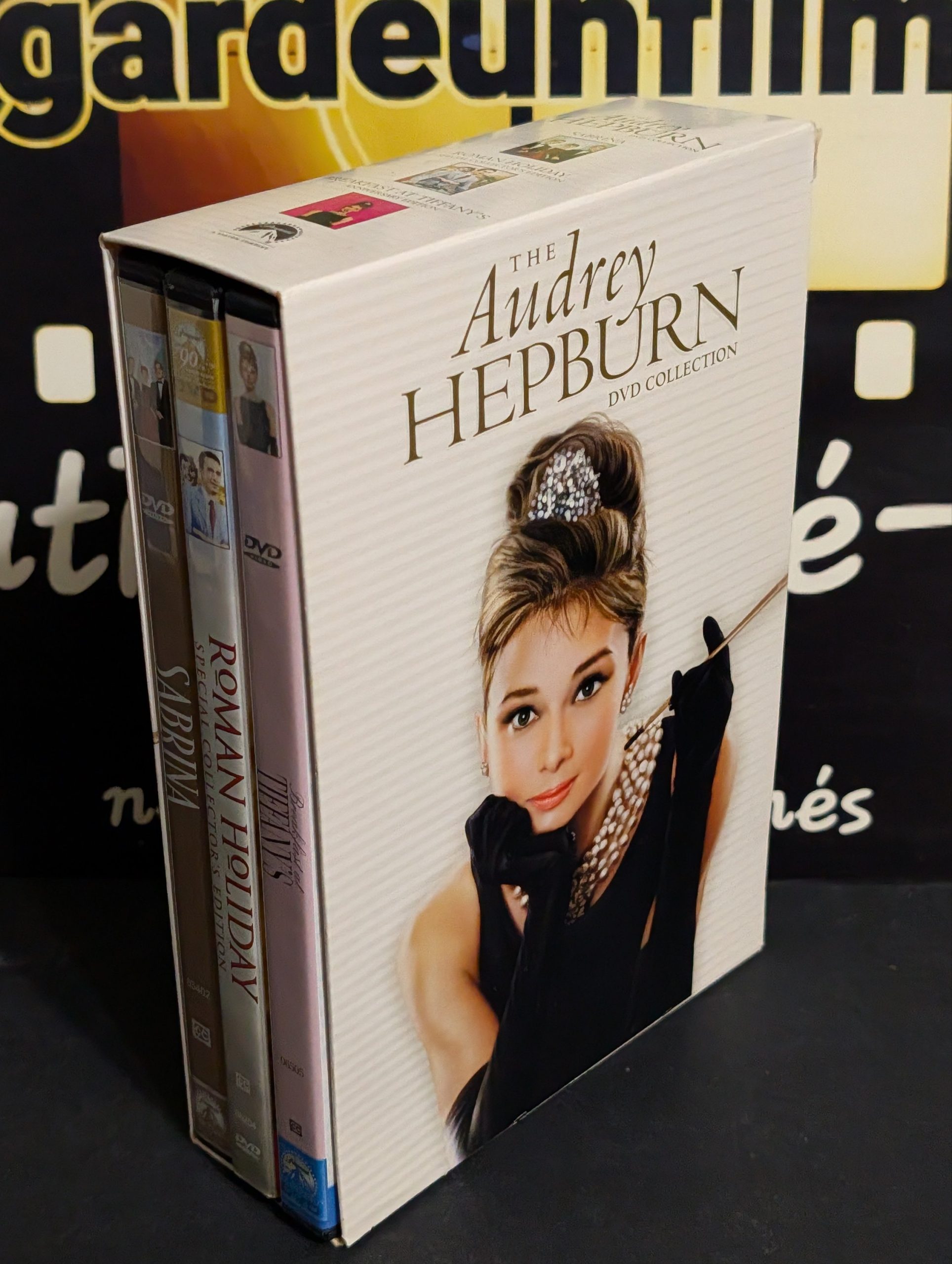 AUDREY HEPBURN DVD COLLECTION
Sabrina & Vacances Romaines & Diamants sur Canapé / Sabrina (1954) & Roman Holiday (1953) & Breakfast at Tiffany's (1961) – Image 2