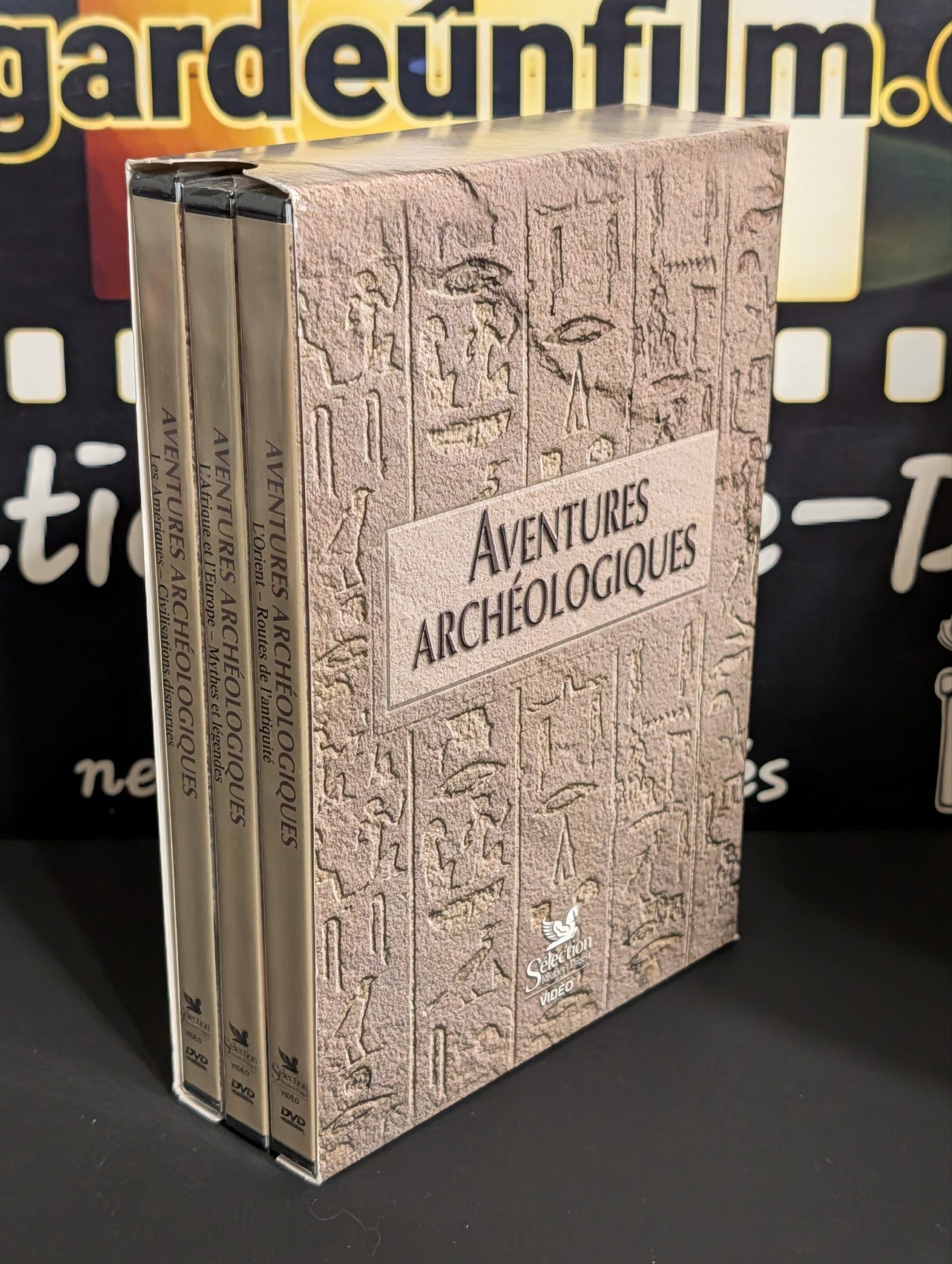 AVENTURES ARCHÉOLOGIQUES
Les Amériques : Civilisations Disparues (2006) & l'Afrique et l'Europe : Mythes et Légendes (2006) & L’Orient : Routes de l’Antiquité (2006) {Zone 1/NTSC} – Image 2