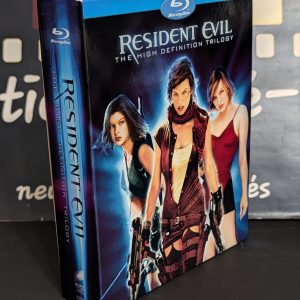 THE RESIDENT EVIL TRILOGY.
Les Créatures Maléfiques & Apocalypse & L'Extinction / Resident Evil (2002) & Apocalypse (2004) & Extinction (2007)