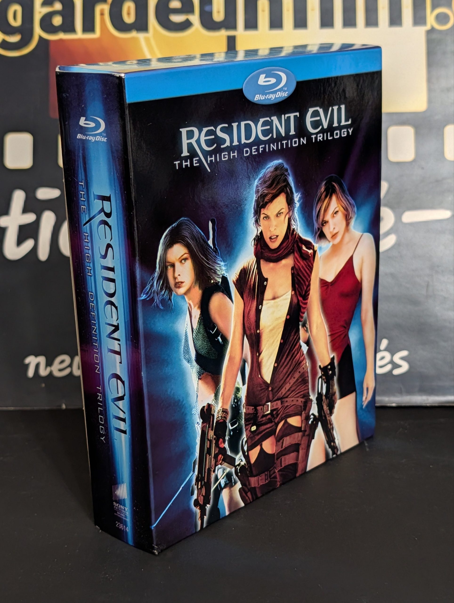 THE RESIDENT EVIL TRILOGY.
Les Créatures Maléfiques & Apocalypse & L'Extinction / Resident Evil (2002) & Apocalypse (2004) & Extinction (2007)