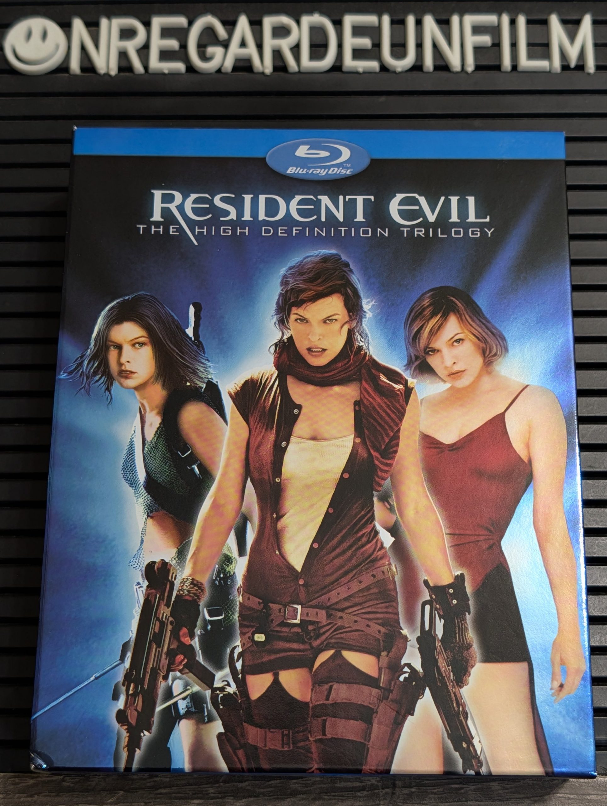 THE RESIDENT EVIL TRILOGY.
Les Créatures Maléfiques & Apocalypse & L'Extinction / Resident Evil (2002) & Apocalypse (2004) & Extinction (2007) – Image 3